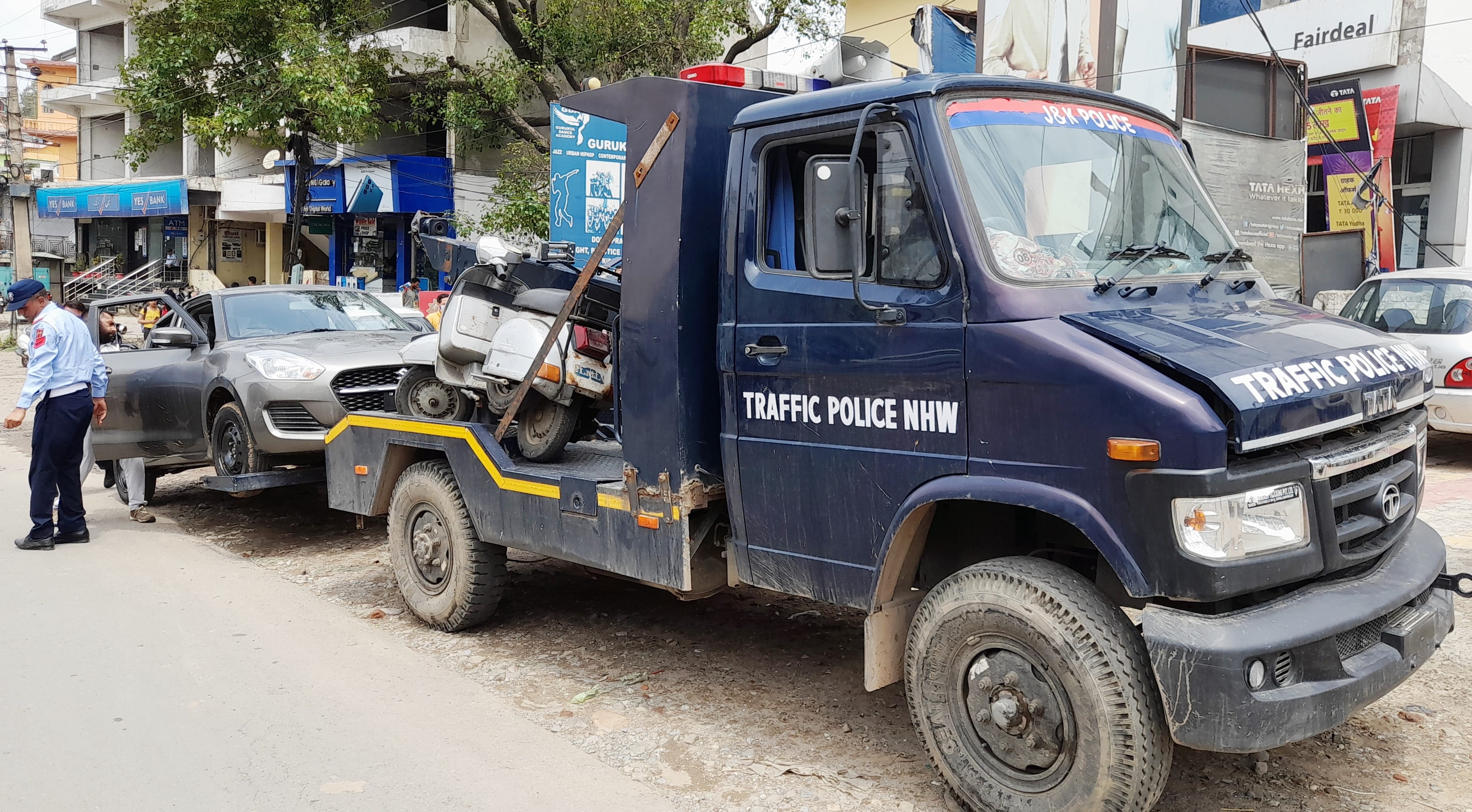 उधमपुर: ट्रैफिक पुलिस द्वारा लगाया गया नाका जिस में हाई सिक्योरटी रजीटेशन पलटे को ले कर कई वाहनो? उधमपुर: ट्रैफिक पुलिस द्वारा लगाया गया नाका जिस में हाई सिक्योरटी रजीटेशन पलटे को ले कर कई वाहनो?