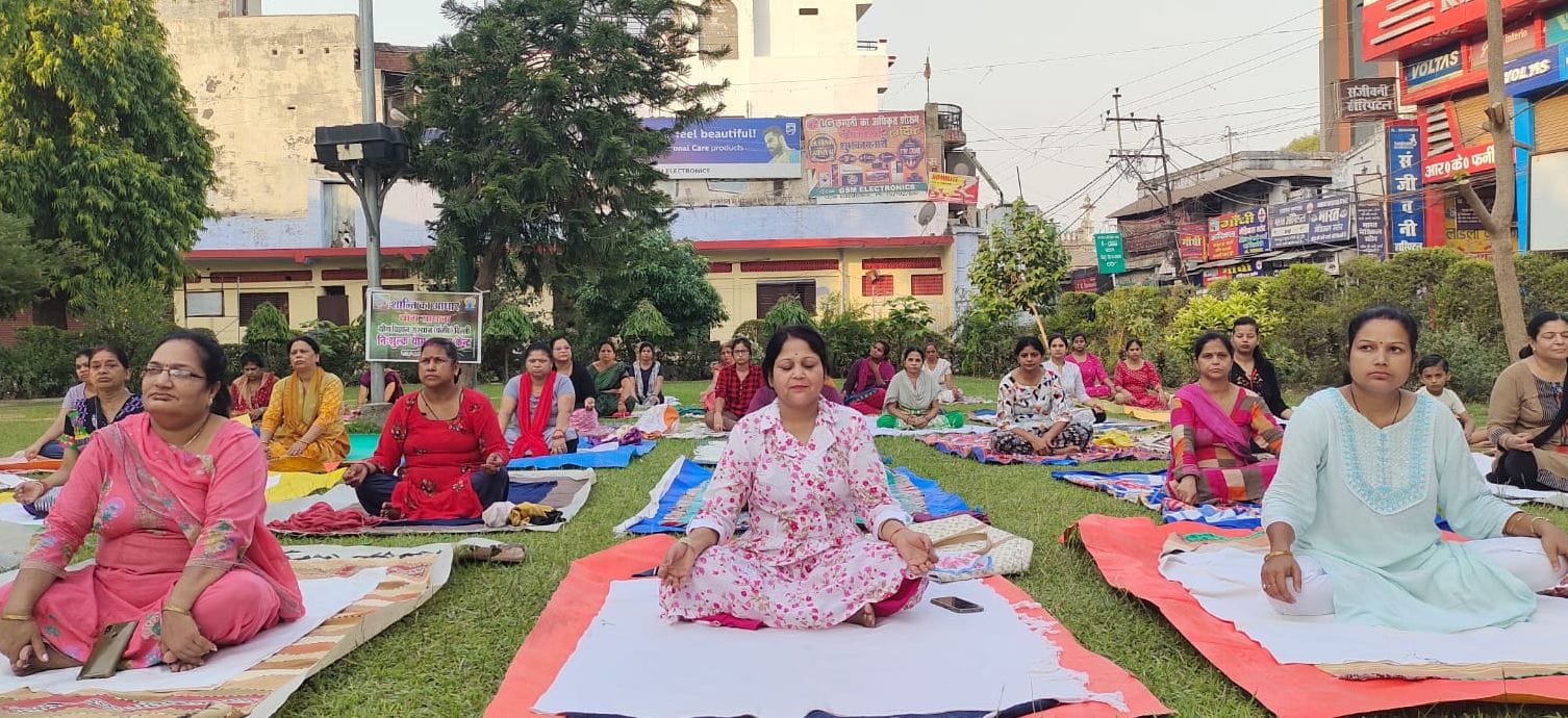 योगाभ्यास करते साधक योगाभ्यास करते साधक