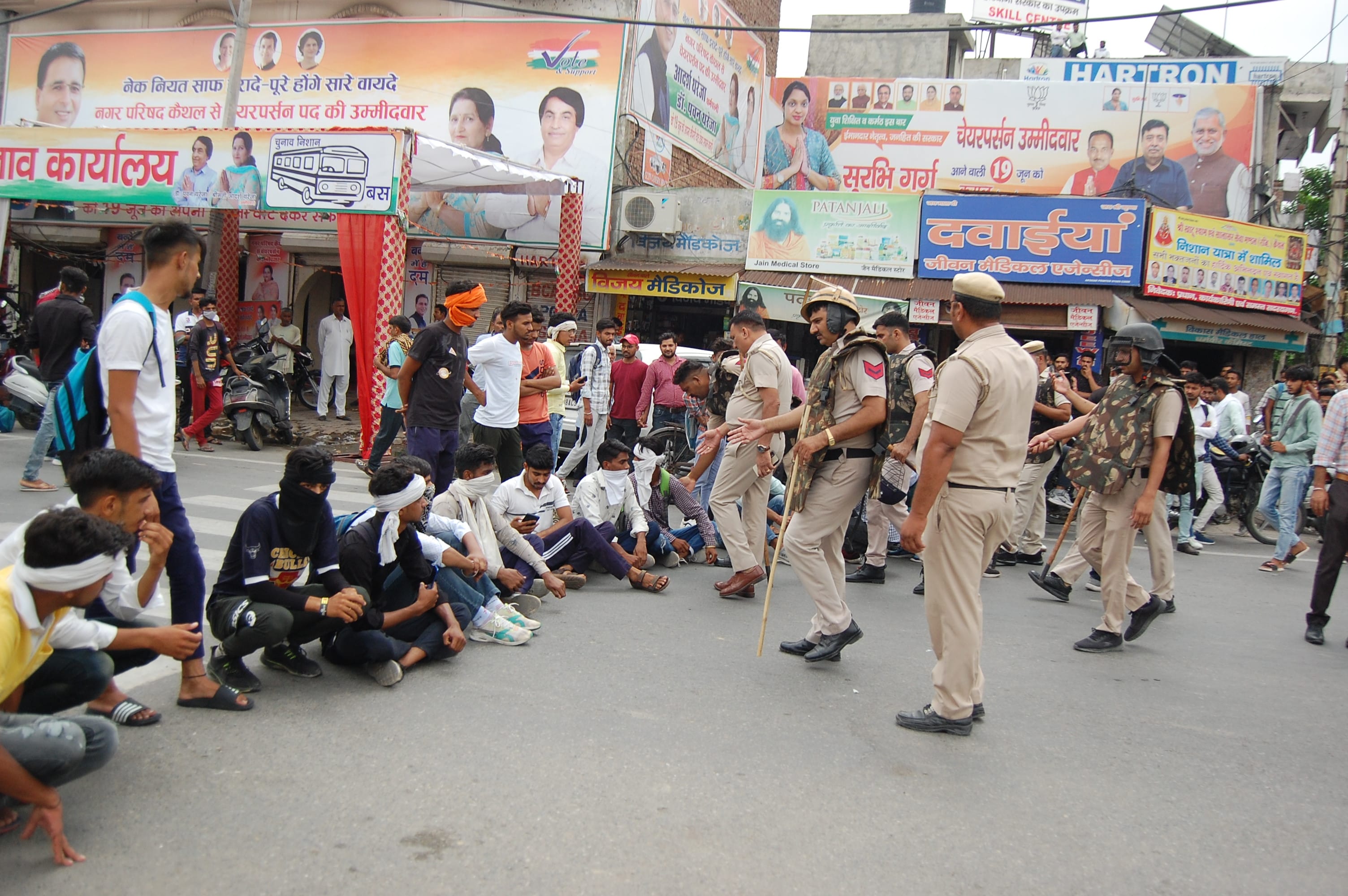 12-कैथल। पिहोवा चौक पर जाम लगाकर बैठे युवाओं को सड़क से उठाते हुए पुलिस। 12-कैथल। पिहोवा चौक पर जाम लगाकर बैठे युवाओं को सड़क से उठाते हुए पुलिस।