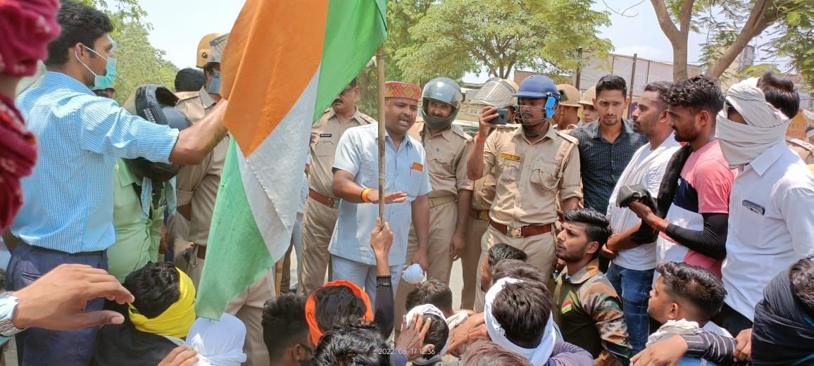 अचलगंज के लोहचा मोड़ पर प्रदर्शन करते युवाओं को समझाते पूर्व सैनिक ऊदल फौजी। संवाद अचलगंज के लोहचा मोड़ पर प्रदर्शन करते युवाओं को समझाते पूर्व सैनिक ऊदल फौजी। संवाद
