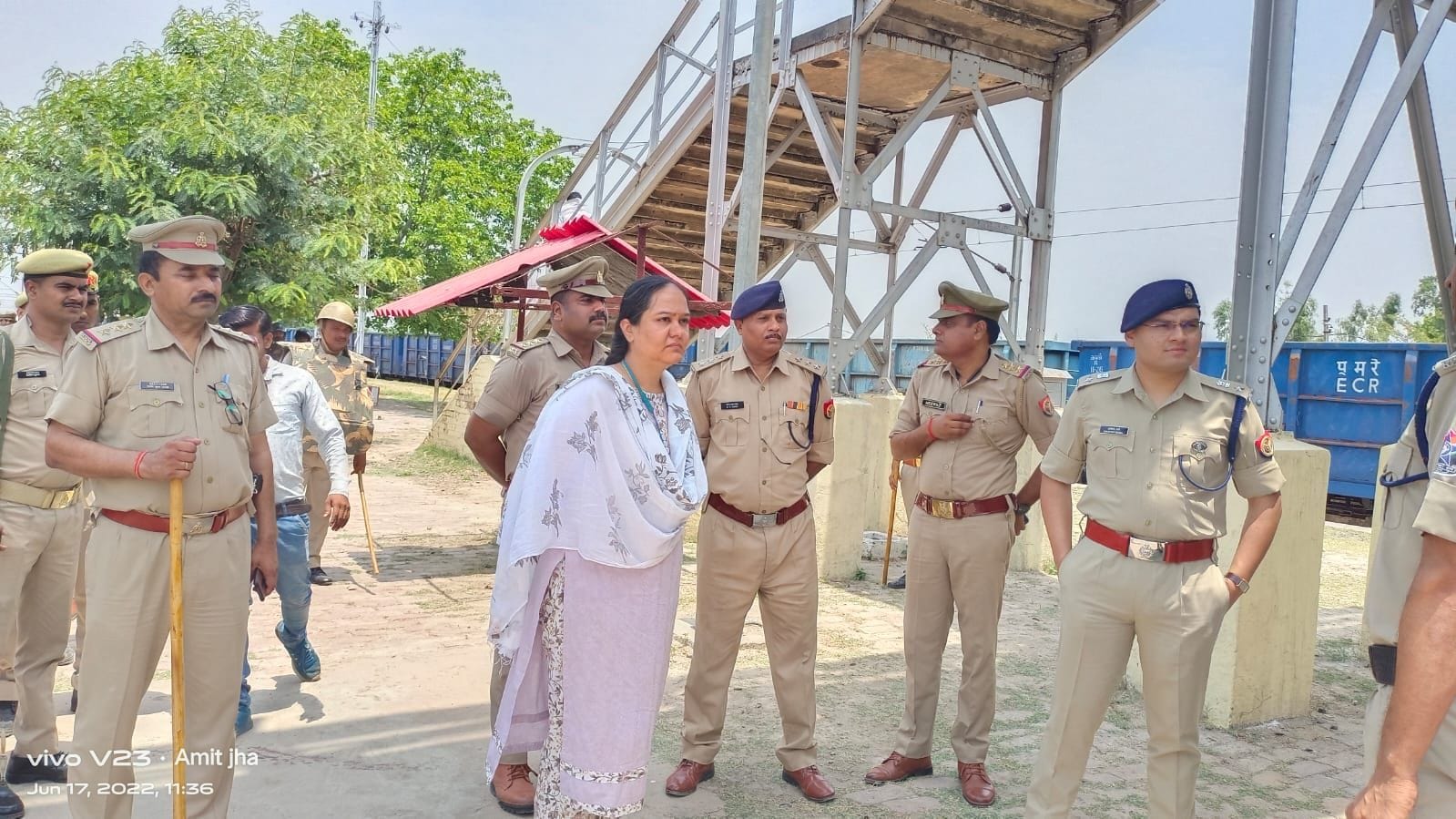 अछल्दा रेलवे स्टेशन पर गश्त के दौरान एसपी अभिषेक वर्मा एवं एसडीएम लवगीत कौर। संवाद