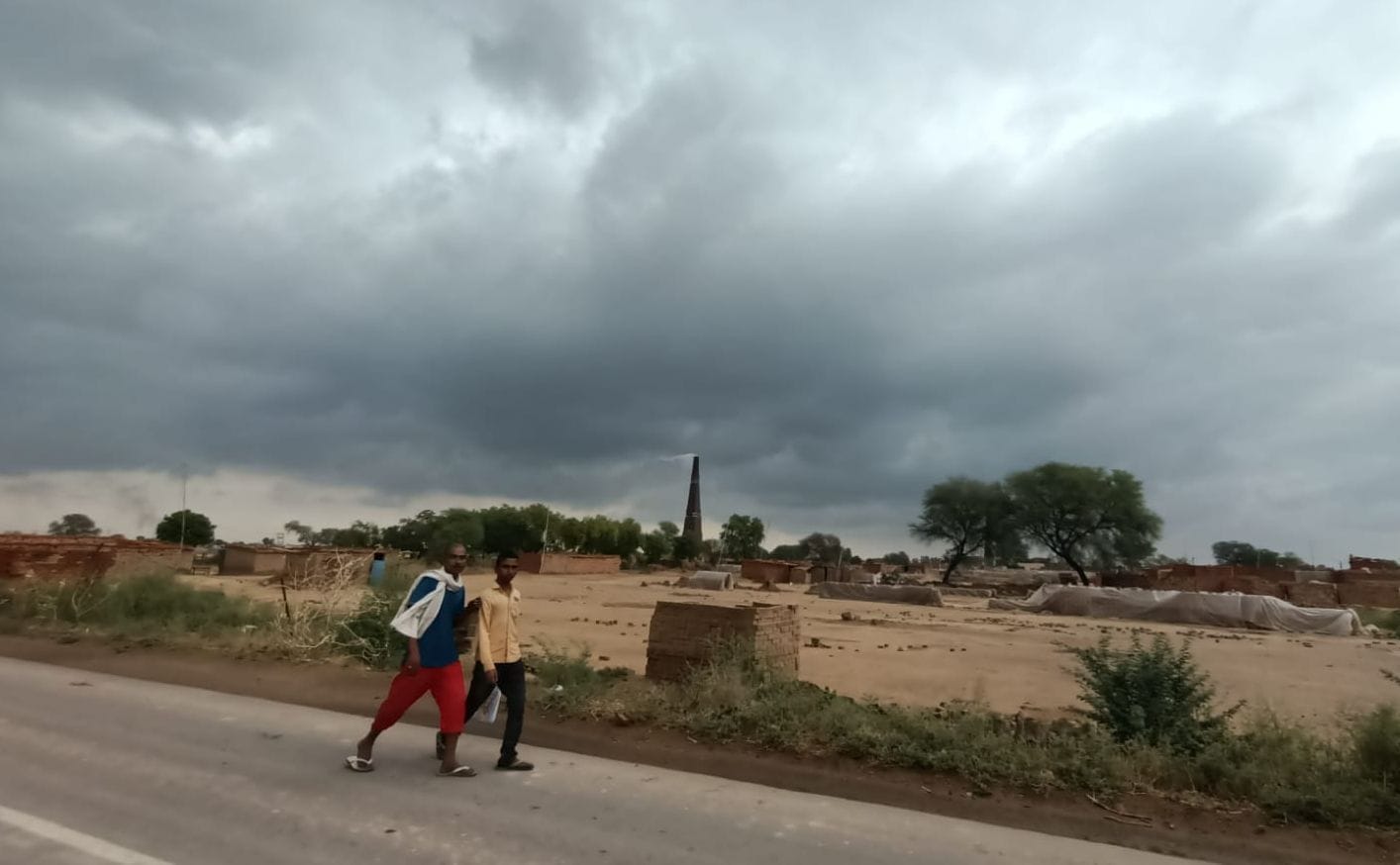 बारिश के बाद शनिवार को आसमान में छाई काली घटा। संवाद बारिश के बाद शनिवार को आसमान में छाई काली घटा। संवाद