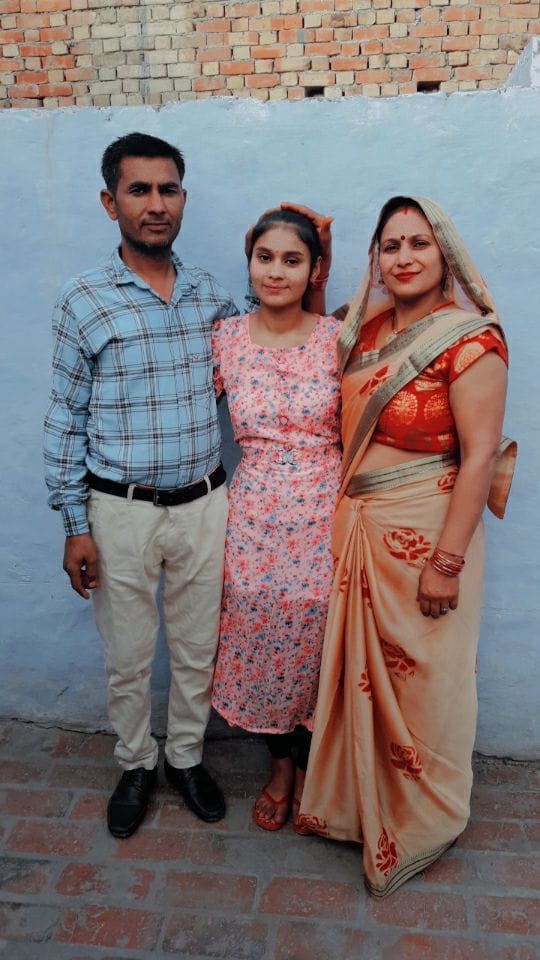 बेटी सपना का जिला में तृतीय स्थान आने पर आशीर्वाद देते माता - पिता। बेटी सपना का जिला में तृतीय स्थान आने पर आशीर्वाद देते माता - पिता।