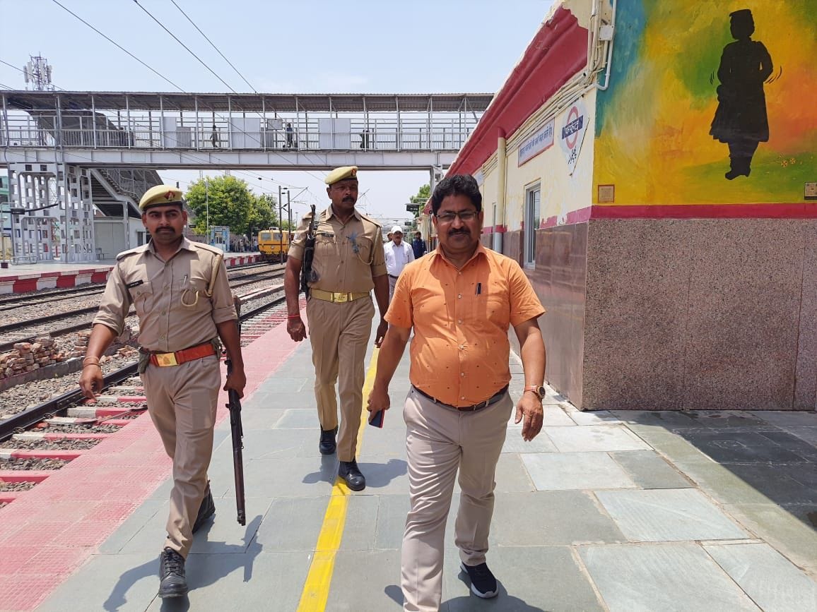 फफूंद रेलवे स्टेशन पर मौजूद डीएम प्रकाश चंद्र श्रीवास्तव। संवाद