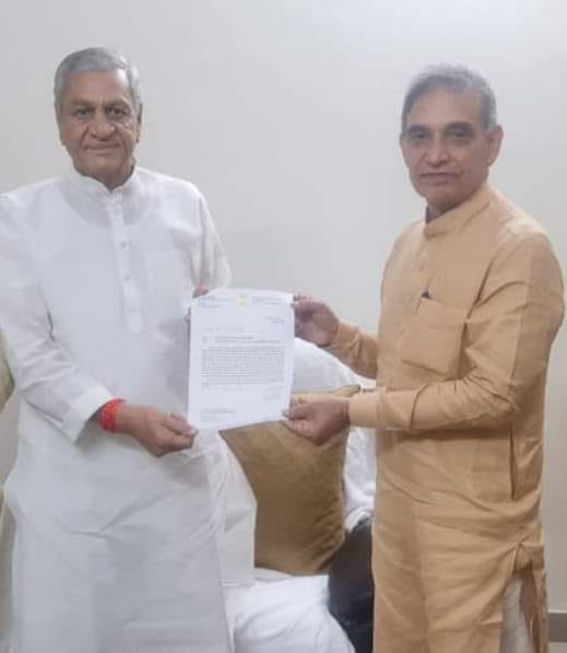 गन्ना मंत्री  लक्ष्मी नारायण चौधरी को ज्ञापन देते सांसद डॉ सत्यपाल सिंह