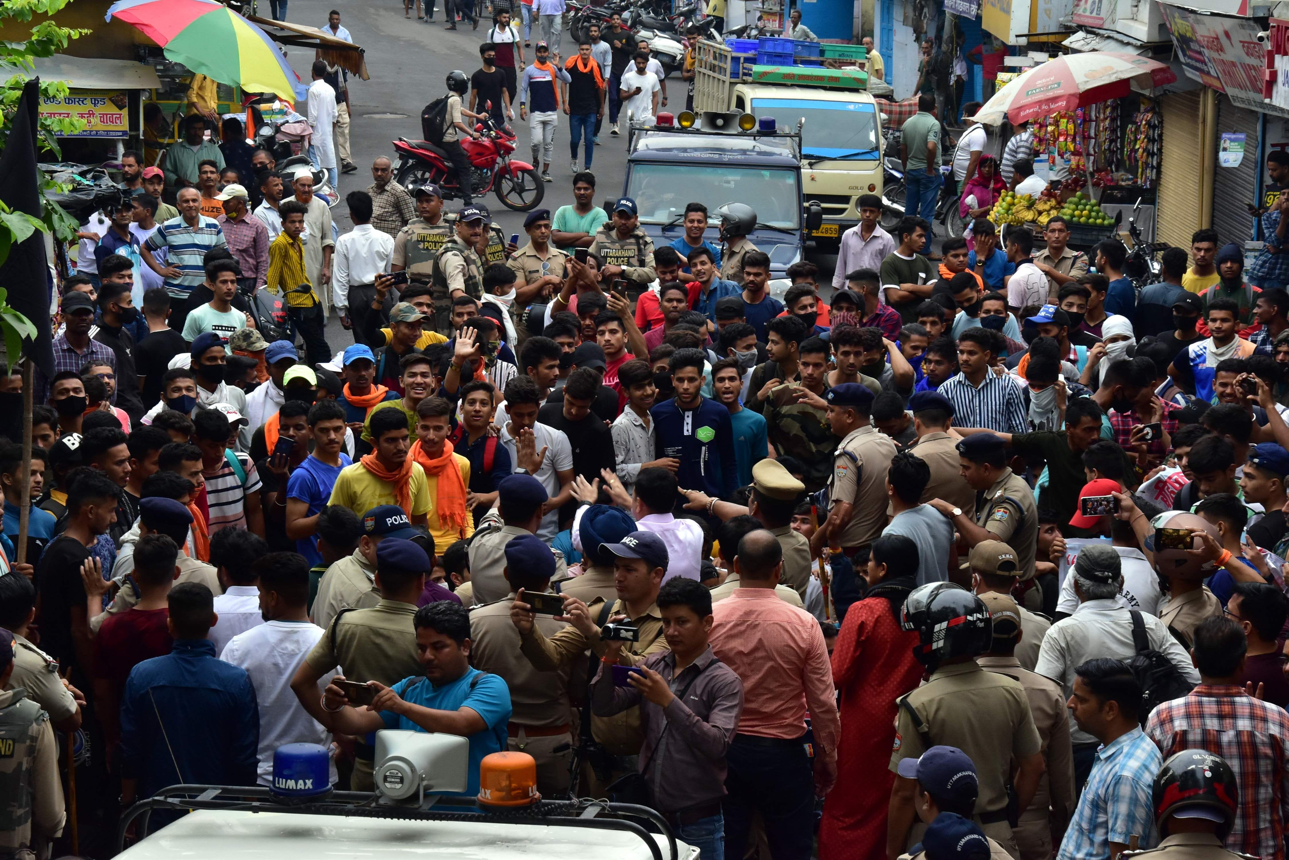 हल्द्वानी में सरकार की अग्निपथ योजना का विरोध कर रहे युवाओं को पुलिस द्वारा बेस अस्पताल के पास रो हल्द्वानी में सरकार की अग्निपथ योजना का विरोध कर रहे युवाओं को पुलिस द्वारा बेस अस्पताल के पास रो
