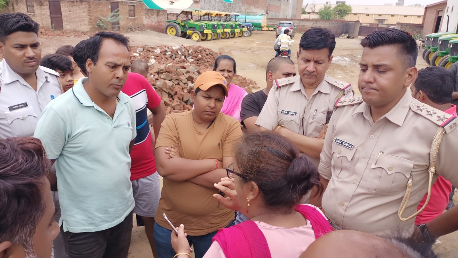 जाम के दौरान मौके पर पहुंचे जन स्वास्थ्य विभाग के अधिकारियों को खरीखोटी सुनाते कालोनी के लोग। सं? जाम के दौरान मौके पर पहुंचे जन स्वास्थ्य विभाग के अधिकारियों को खरीखोटी सुनाते कालोनी के लोग। सं?