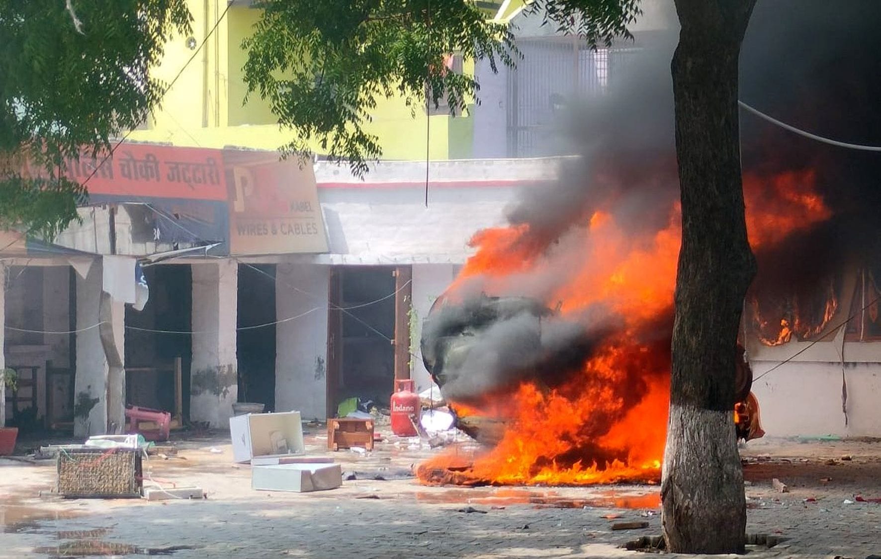 जट्टारी में प्रदर्शनकारियों ने पुलिस चौकी में लगाई आग।
