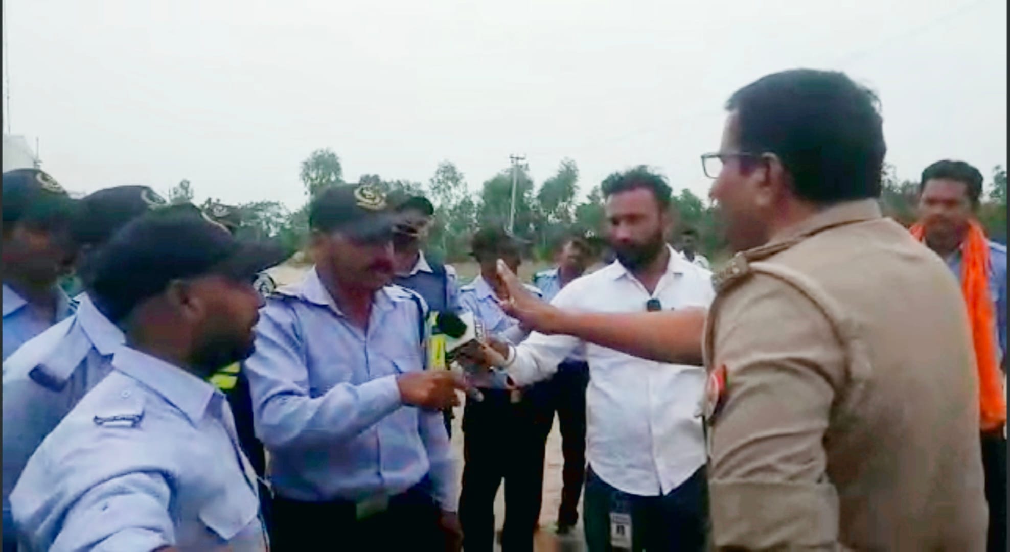 खुटार के बिजौरा बिजौरिया में सोलर प्लांट पर दरोगा से होती गार्डों की नोकझोक