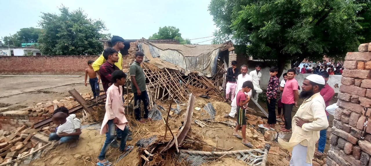 मुजफ्फरनगर : रतनपुरी के गांव भनवाड़ा में गिरी छत का मलबा देखते ग्रामीण। मुजफ्फरनगर : रतनपुरी के गांव भनवाड़ा में गिरी छत का मलबा देखते ग्रामीण।