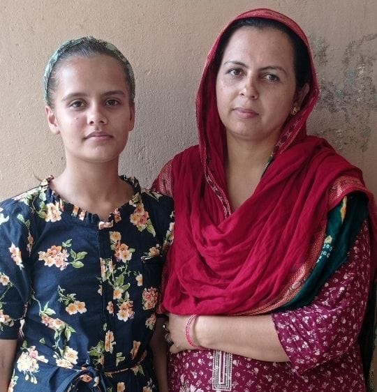 निश्चल अपनी मां कविता के साथ। निश्चल अपनी मां कविता के साथ।