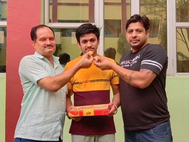 नवदीप को बधाई देते स्कूल प्रबंधन समिति के सदस्य। संवाद नवदीप को बधाई देते स्कूल प्रबंधन समिति के सदस्य। संवाद