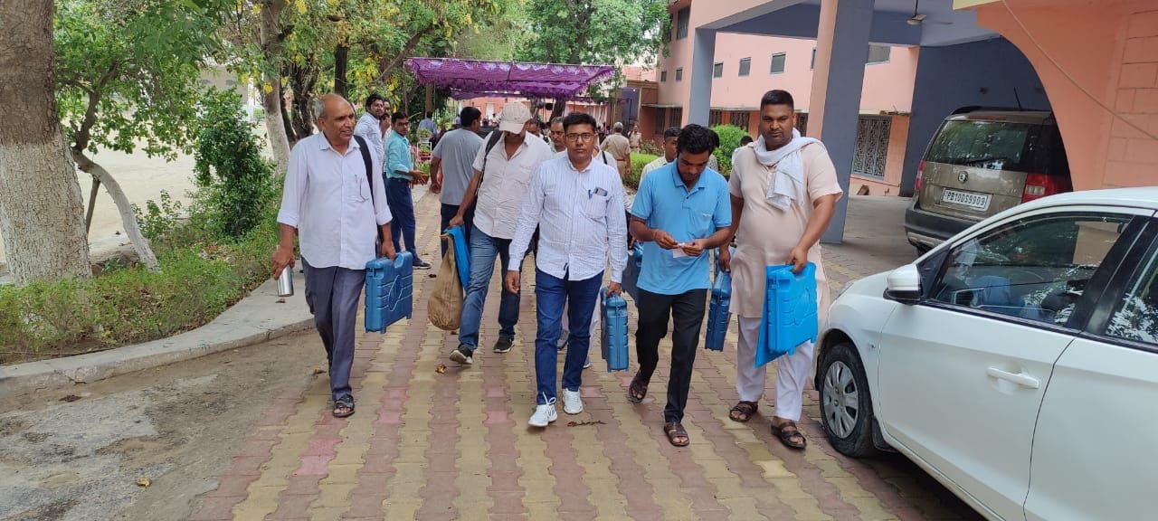 पोलिंग पार्टी चुनाव सामग्री लेकर बूथों में जाती हुई। संवाद पोलिंग पार्टी चुनाव सामग्री लेकर बूथों में जाती हुई। संवाद