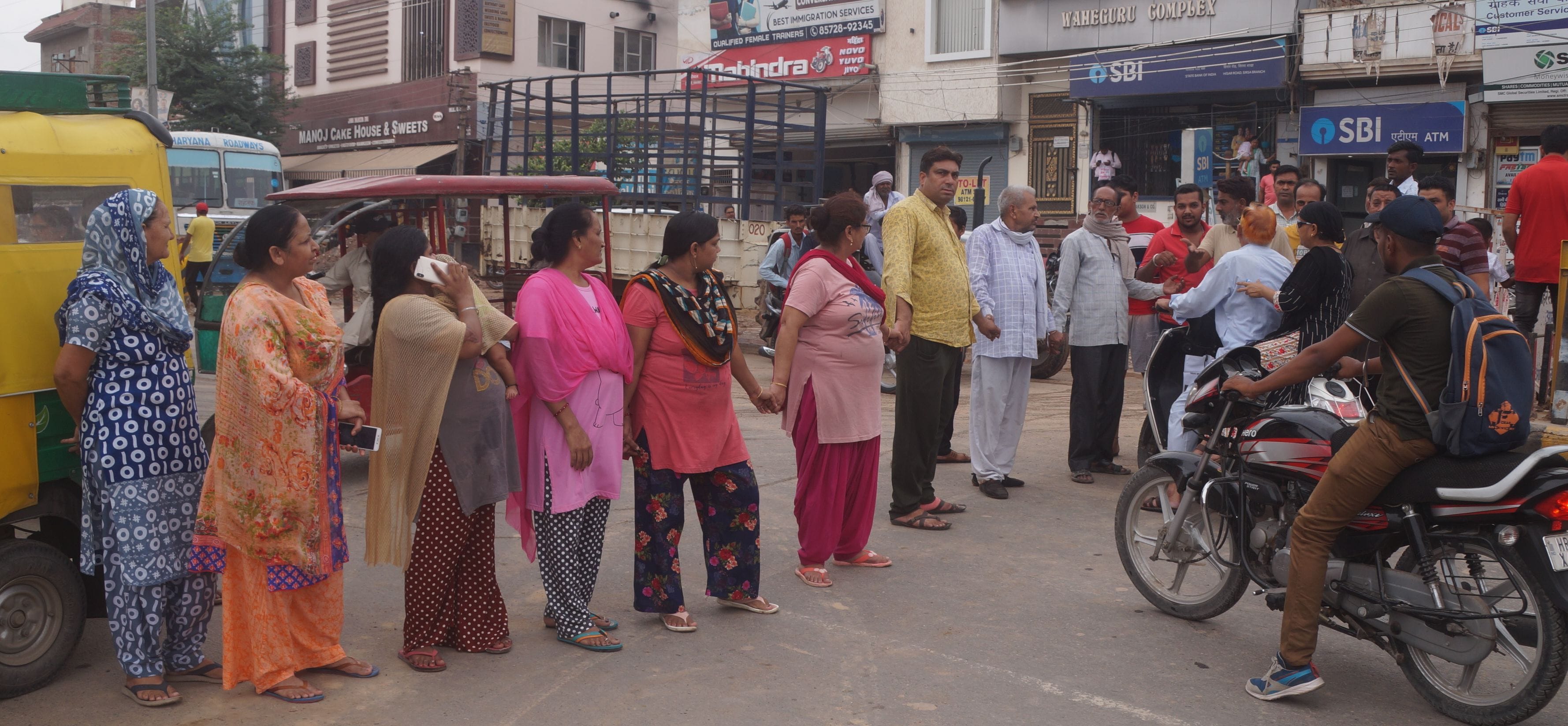 पेयजल किल्लत से परेशान लोगों ने किया हिसार रोड जाम। संवाद पेयजल किल्लत से परेशान लोगों ने किया हिसार रोड जाम। संवाद