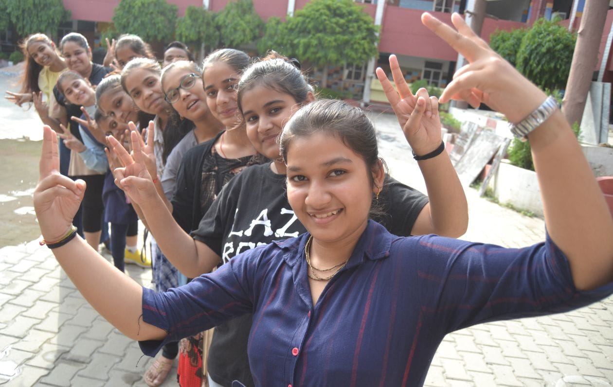 रिजल्ट आने के बाद खुशी मनाती हाईस्कूल की छात्राएं। संवाद रिजल्ट आने के बाद खुशी मनाती हाईस्कूल की छात्राएं। संवाद