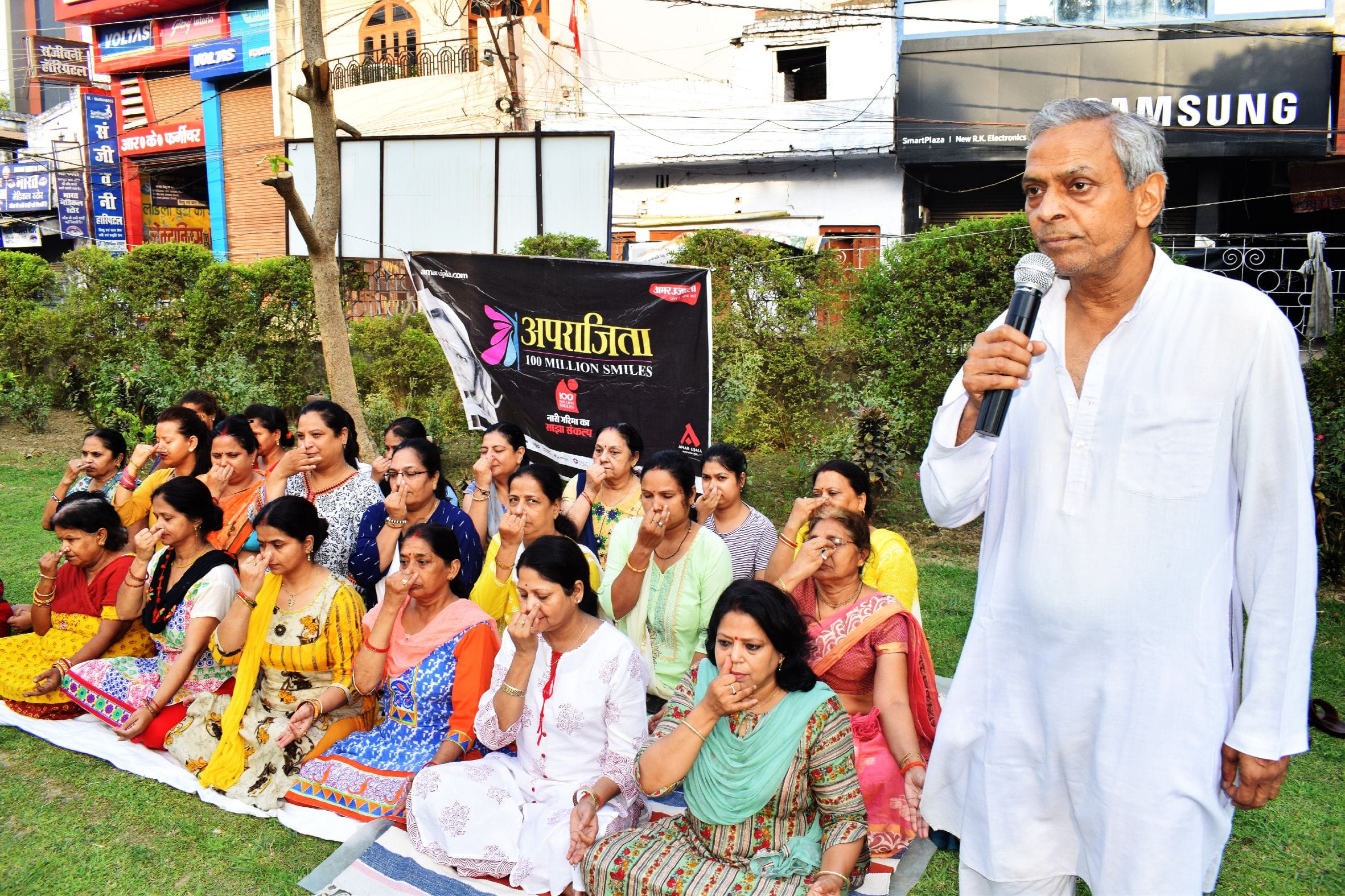 शाहजहांपुर के आंख अस्पताल परिसर में  अमर उजाला के अपराजिता कार्यक्रम में योग सीखते डॉक्टर अवधेश ?