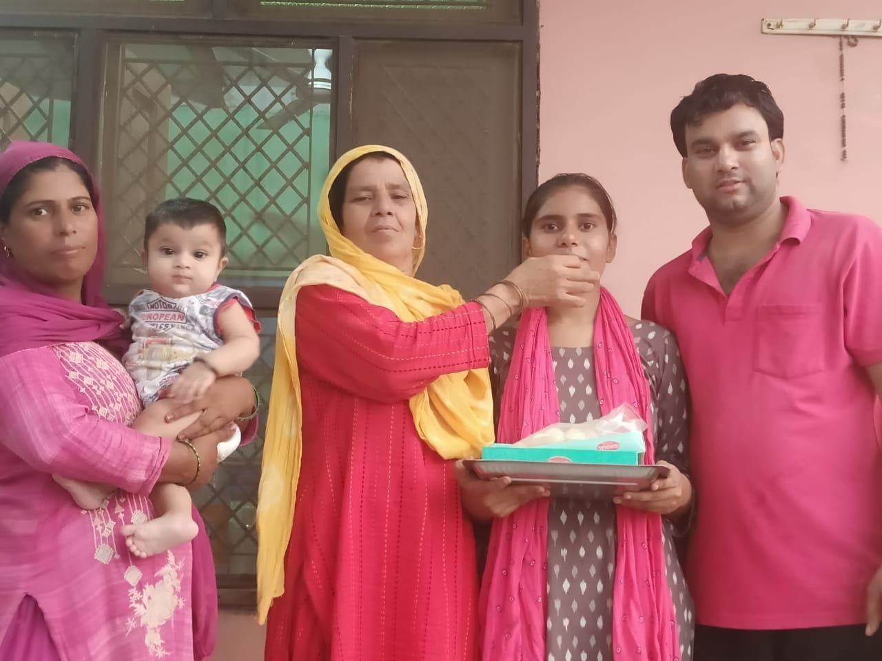 तनीषा को बधाई देते परिजन। संवाद तनीषा को बधाई देते परिजन। संवाद