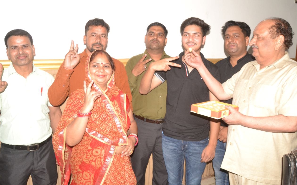 टॉपर रिषभ शर्मा को मिठाई खिलाते टीएसएस स्कूल के प्रधानाचार्य। संवाद टॉपर रिषभ शर्मा को मिठाई खिलाते टीएसएस स्कूल के प्रधानाचार्य। संवाद