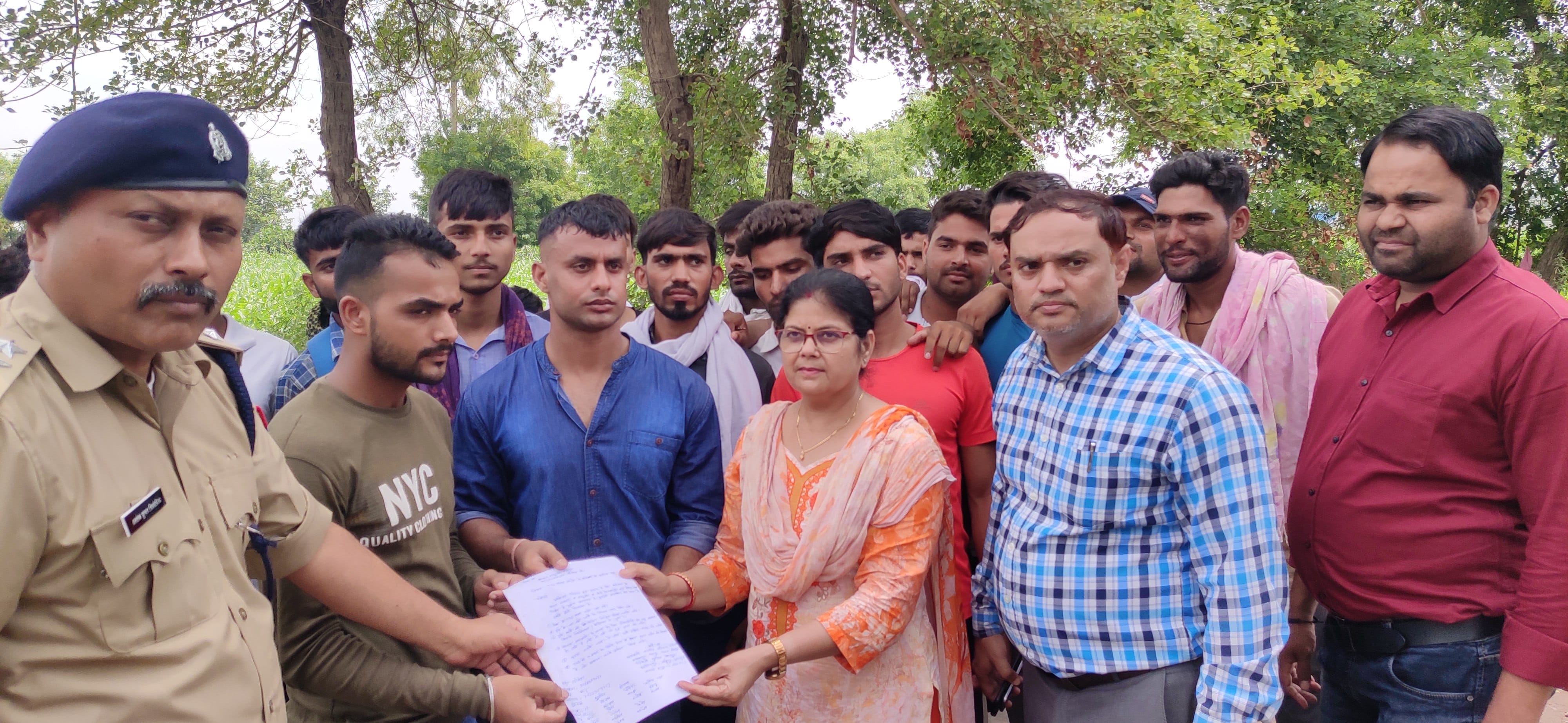 देश के राष्ट्रपति को संबोधित ज्ञापन एसडीएम और सीओ को देते छात्र।