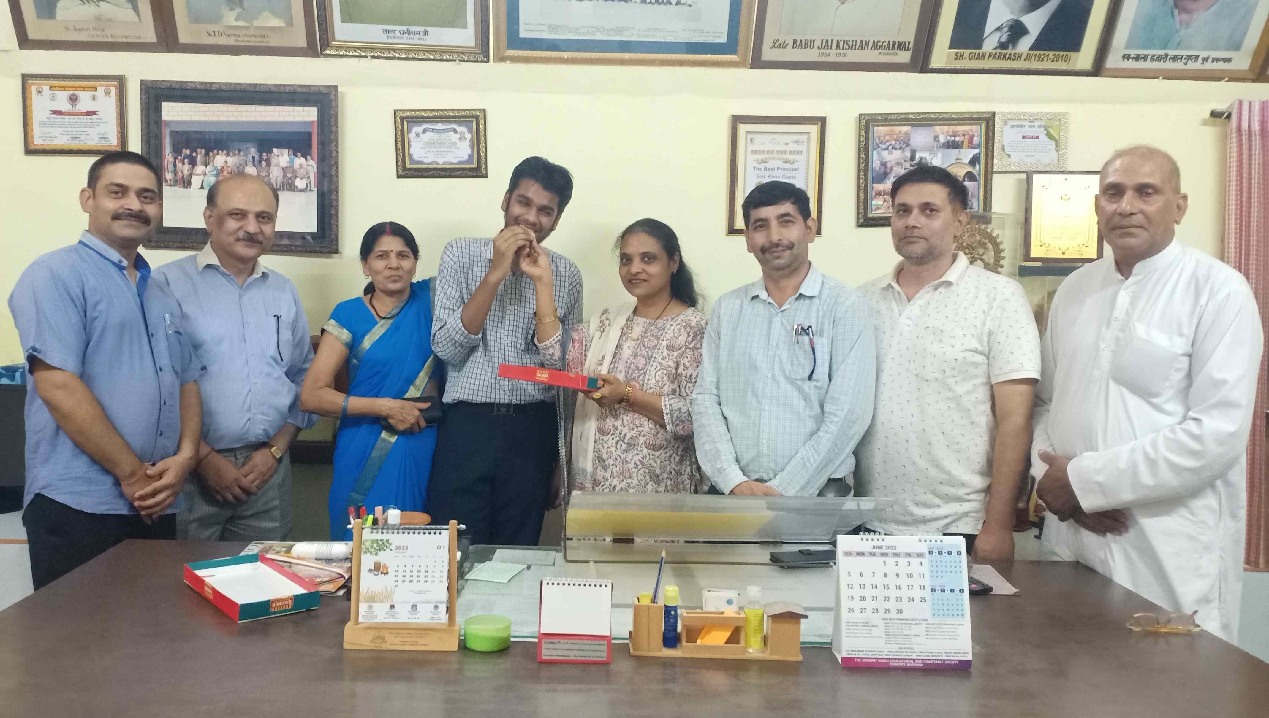 वैभव को बधाई देते एसएम हिंदू स्कूल के अध्यापक> साथ में हैं परिजन। संवाद वैभव को बधाई देते एसएम हिंदू स्कूल के अध्यापक> साथ में हैं परिजन। संवाद