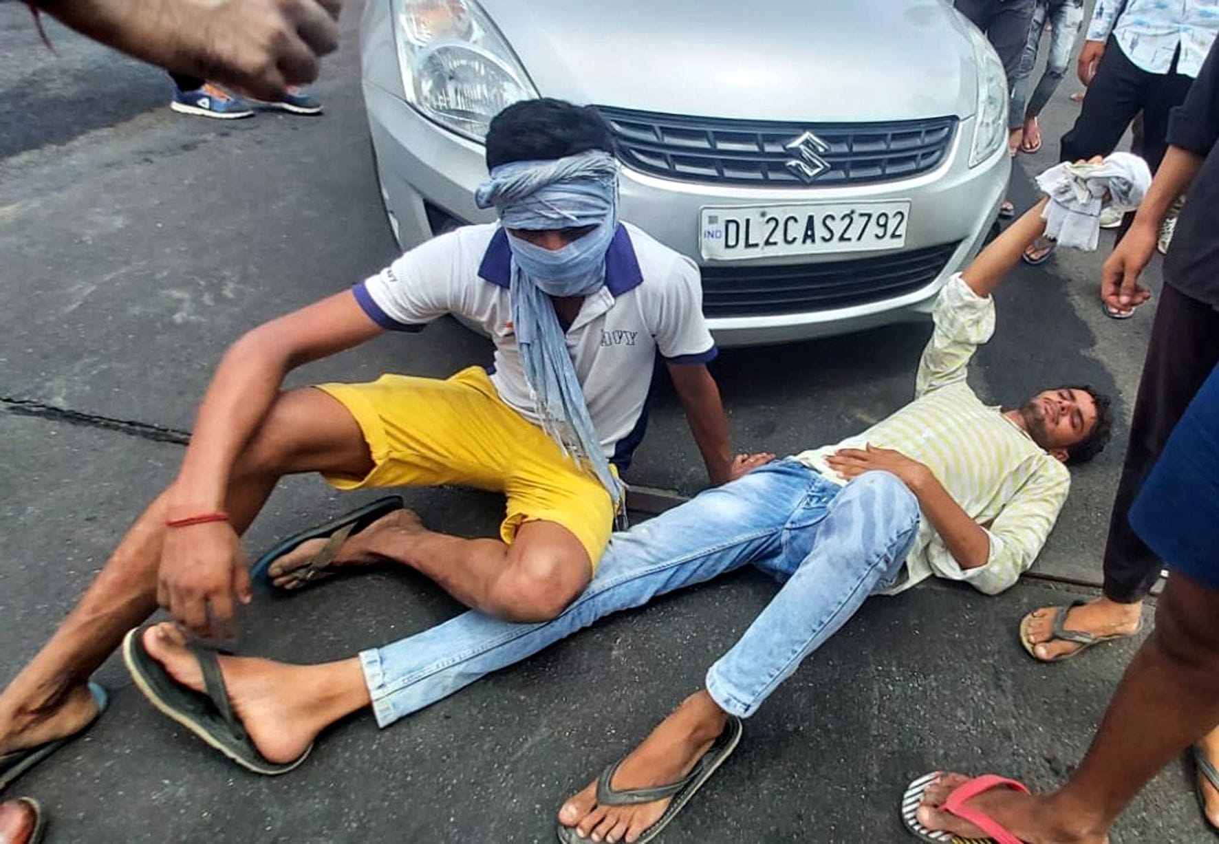 यमुना एक्सप्रेस वे पर गाड़ी के आगे लेटे युवक। यमुना एक्सप्रेस वे पर गाड़ी के आगे लेटे युवक।