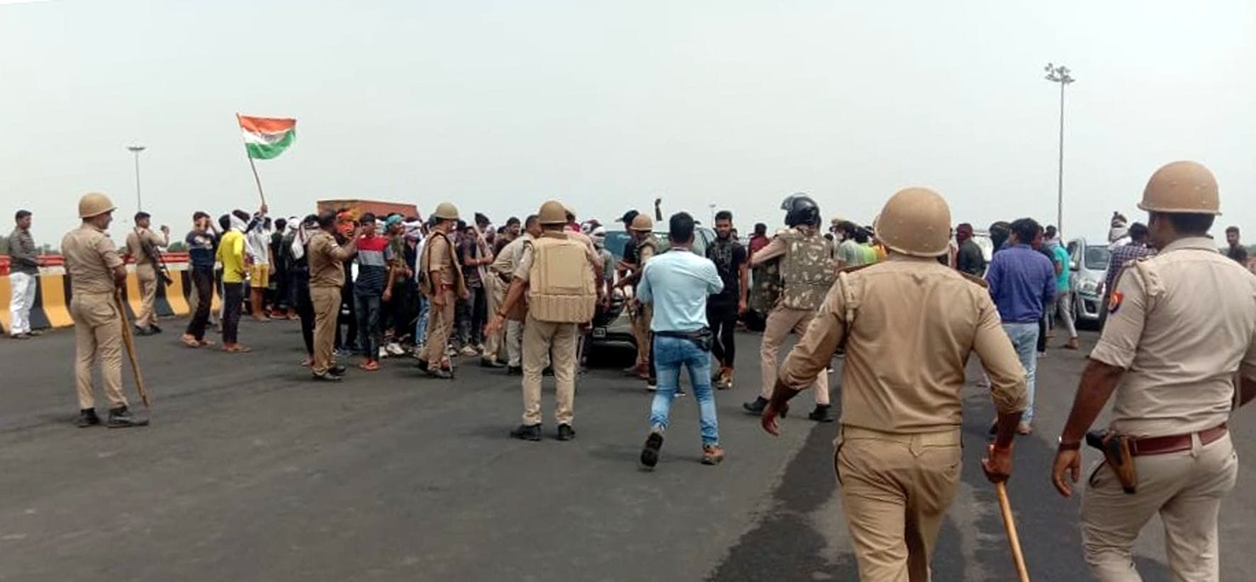 यमुना एक्सप्रेस वे दोनों तरफ से रास्ता बंद कर हंगामा करते युवक। यमुना एक्सप्रेस वे दोनों तरफ से रास्ता बंद कर हंगामा करते युवक।