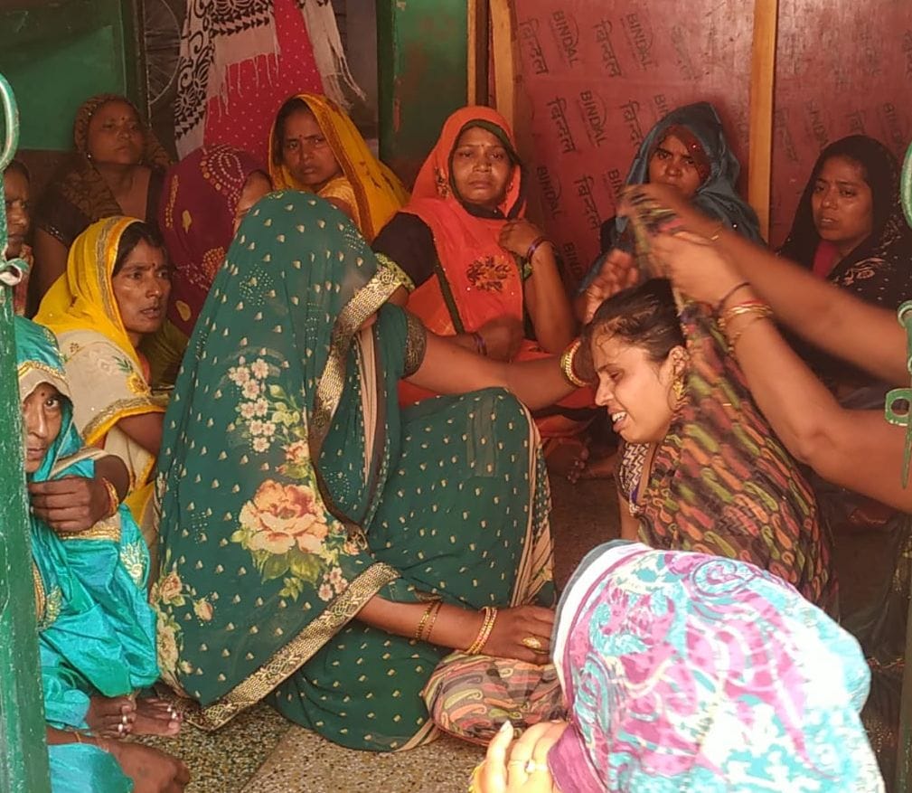 युवक की मौत पर रोती-बिलखती पत्नी लक्ष्मी व अन्य परिजन। संवाद युवक की मौत पर रोती-बिलखती पत्नी लक्ष्मी व अन्य परिजन। संवाद