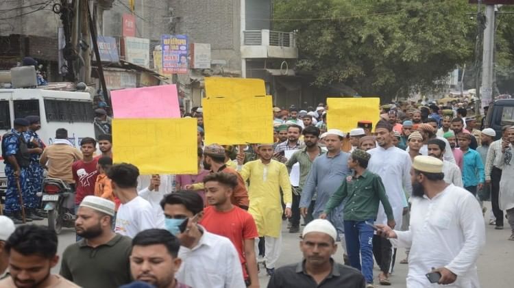 नुपुर शर्मा की गिरफ्तारी को लेकर प्रदर्शन करते लोग