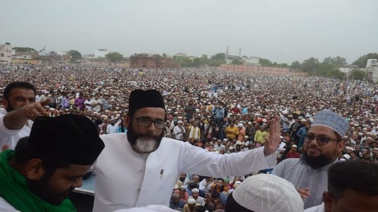विरोध प्रदर्शन के दौरान मौलाना तौकीर रजा