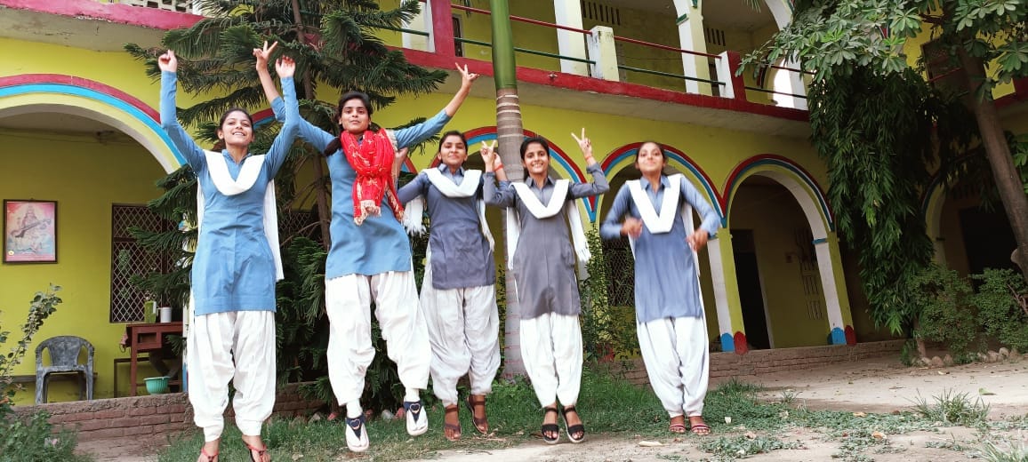 आदर्श इंटर कालेज सहायल में खुशी जतातीं छात्राएं। संवाद
