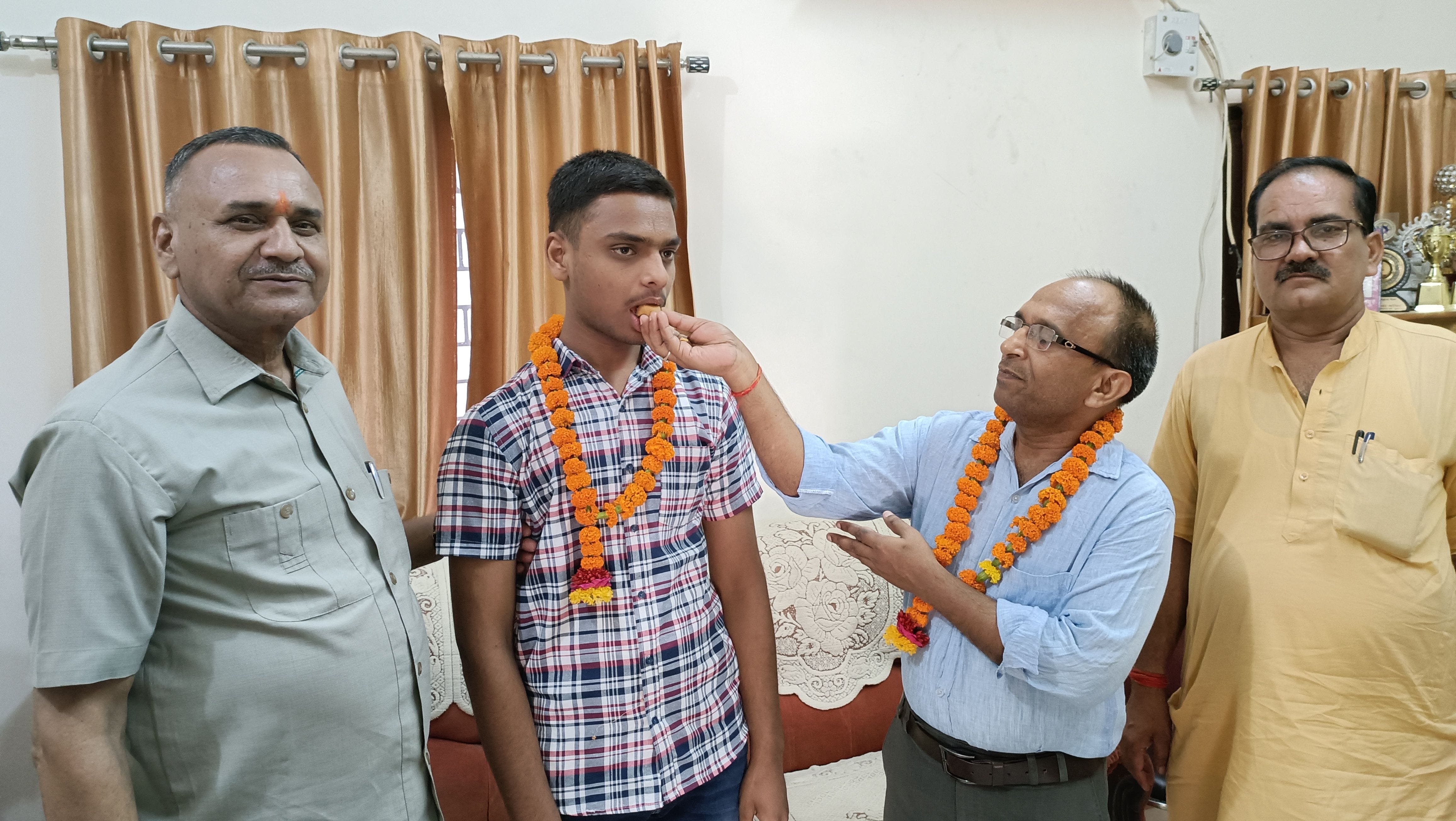 अभिषेक को मिठाई खिलाते पिता सत्यमूर्ति, साथ में विद्यालय प्रधानाचार्य एवं प्रबंधक। संवाद अभिषेक को मिठाई खिलाते पिता सत्यमूर्ति, साथ में विद्यालय प्रधानाचार्य एवं प्रबंधक। संवाद
