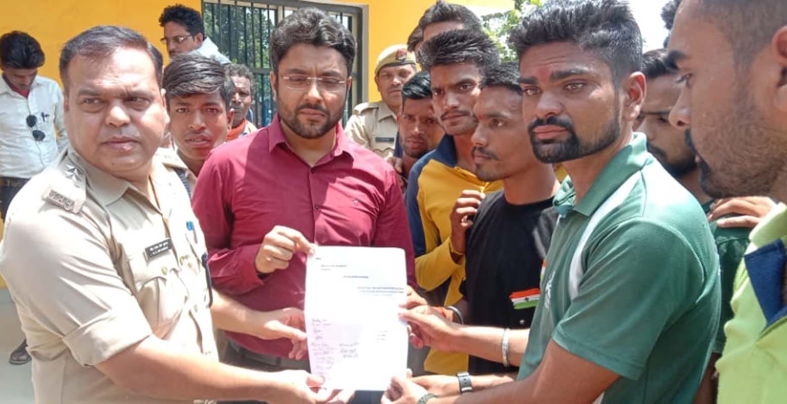 अग्निपथ के विरोध में एसडीएम और सीओ को ज्ञापन देते युवा। संवाद अग्निपथ के विरोध में एसडीएम और सीओ को ज्ञापन देते युवा। संवाद