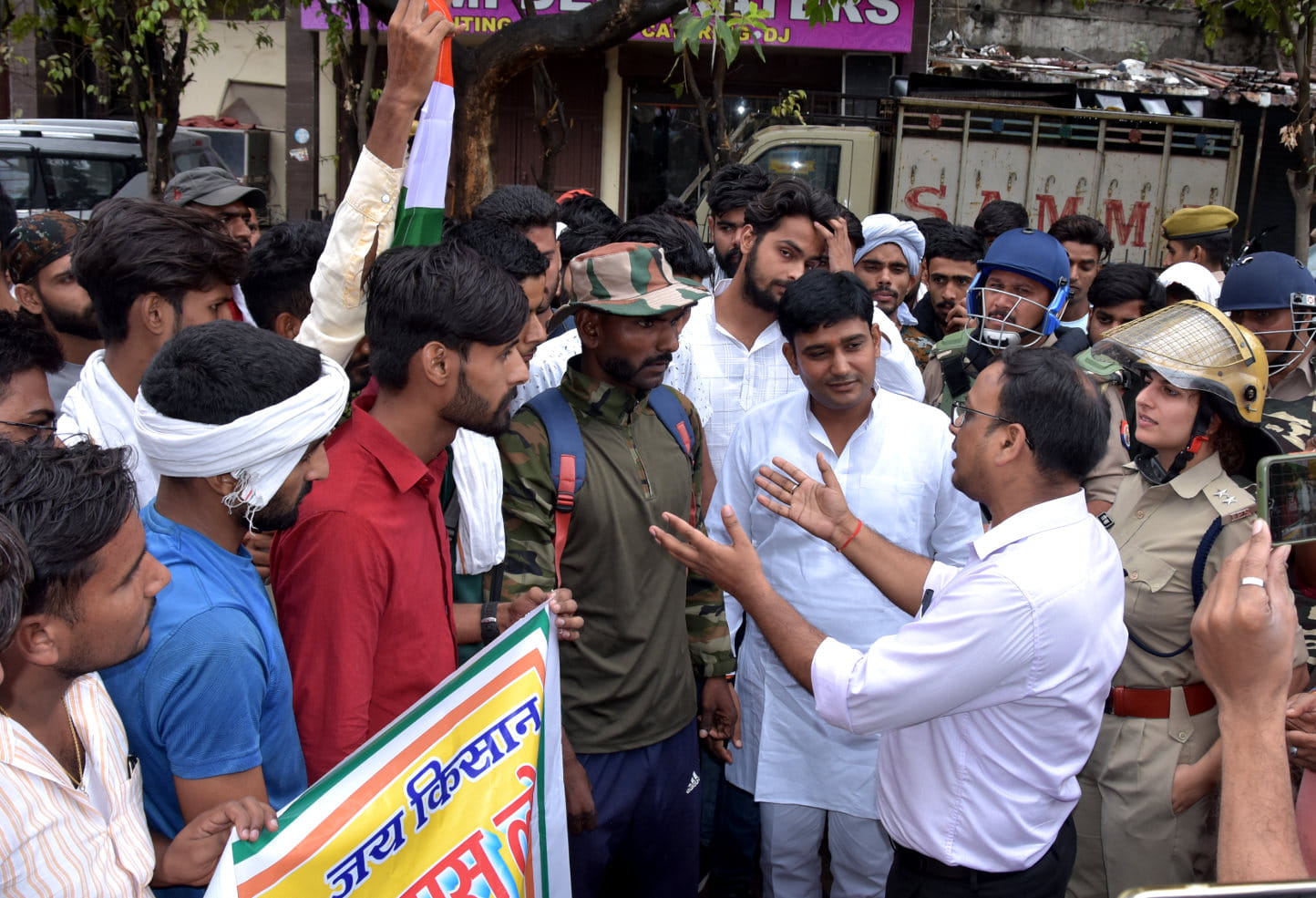 अग्निपथ योजना के विरोध में धरना स्थल पर धरना प्रदर्शन करते युवा से वार्ता करते सिटी मजिस्ट्रेट अग्निपथ योजना के विरोध में धरना स्थल पर धरना प्रदर्शन करते युवा से वार्ता करते सिटी मजिस्ट्रेट
