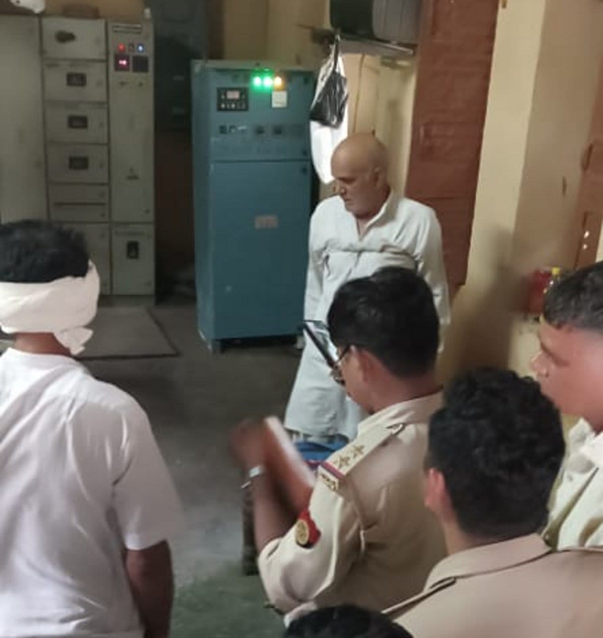 अग्रवाल मंडी टटीरी की रेलवे कालोनी में पंप ऑपरेटर की मौत के बाद जांच करते पुलिसकर्मी अग्रवाल मंडी टटीरी की रेलवे कालोनी में पंप ऑपरेटर की मौत के बाद जांच करते पुलिसकर्मी