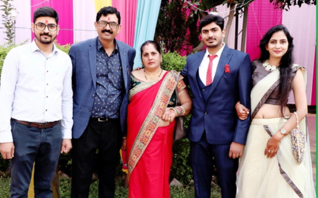 अपने दोनो बेटों तथा बेटी के साथ गंगोह निवासी चिकित्सक सुरेंद्र कुमार