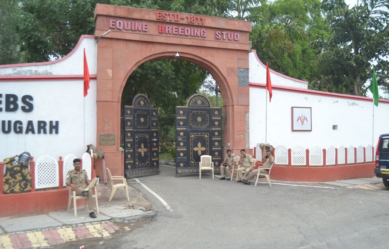 बाबूगढ़ छावनी में अग्निपथ योजना के प्रदर्शन को लेकर ईबीएस के गेट पर तैनात पुलिसकर्मी। संवाद बाबूगढ़ छावनी में अग्निपथ योजना के प्रदर्शन को लेकर ईबीएस के गेट पर तैनात पुलिसकर्मी। संवाद