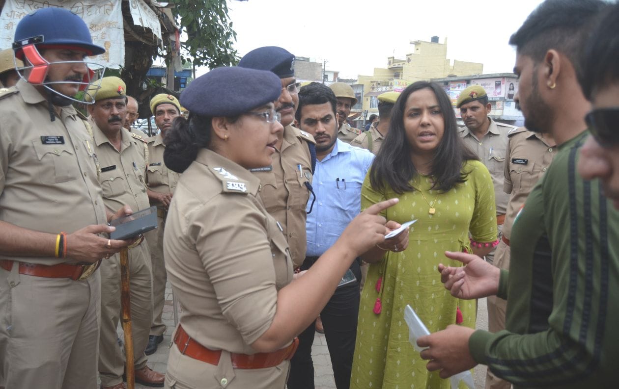 बाबूगढ़ छावनी में अग्निपथ योजना के प्रदर्शन को लेकर युवक से जानकारी करते प्रशासनिक अधिकारी। संव बाबूगढ़ छावनी में अग्निपथ योजना के प्रदर्शन को लेकर युवक से जानकारी करते प्रशासनिक अधिकारी। संव