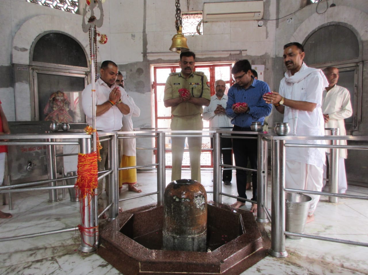 बागपत : बालैनी के पुरा महादेव मंदिर में निरीक्षण के दौरान पूजा करते मेरठ आयुक्त सुरेंद्र सिंह व आ? बागपत : बालैनी के पुरा महादेव मंदिर में निरीक्षण के दौरान पूजा करते मेरठ आयुक्त सुरेंद्र सिंह व आ?