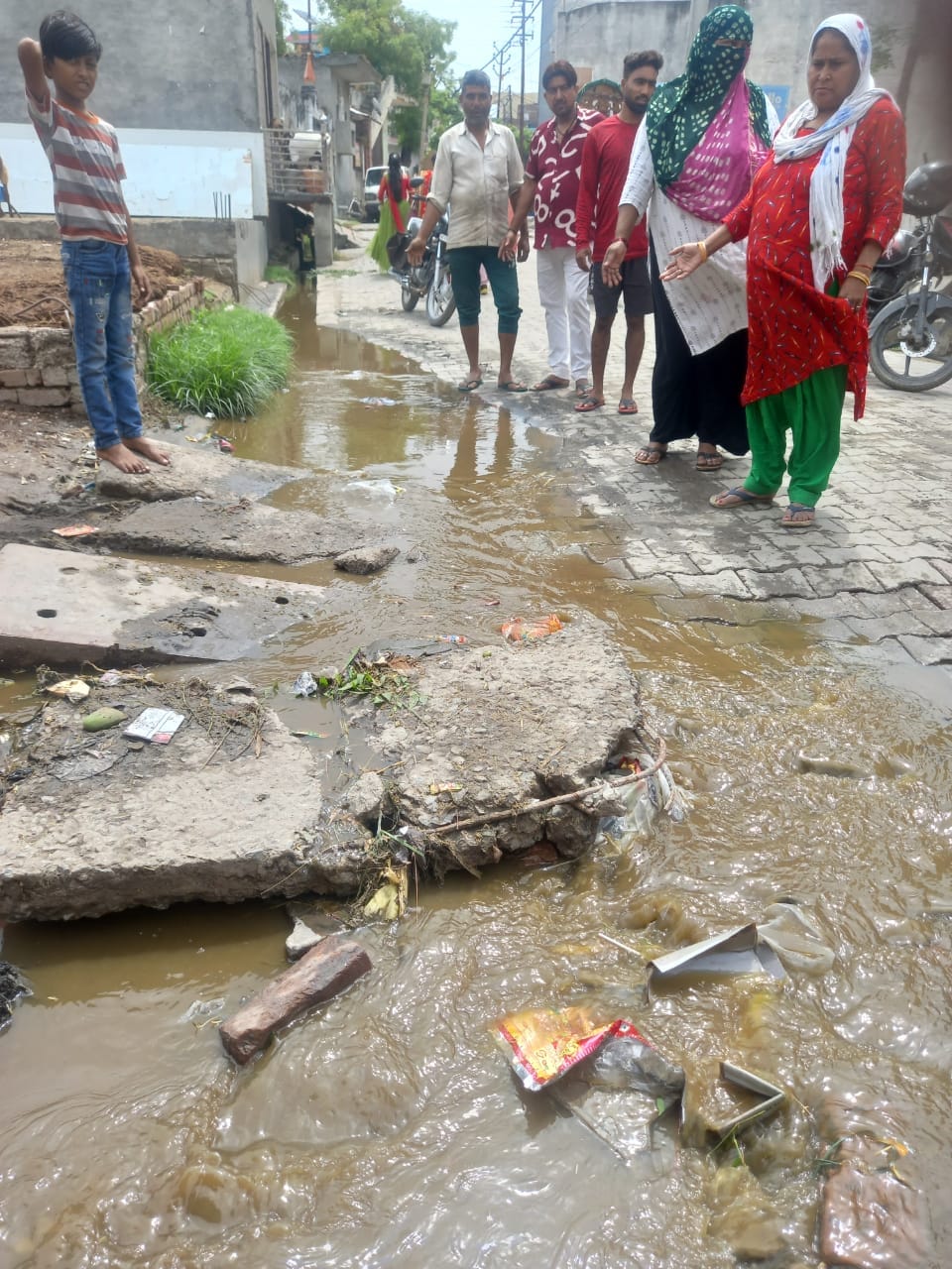 बागपत के शालीग्राम मार्ग पर दूषित पानी दिखाते लोग बागपत के शालीग्राम मार्ग पर दूषित पानी दिखाते लोग