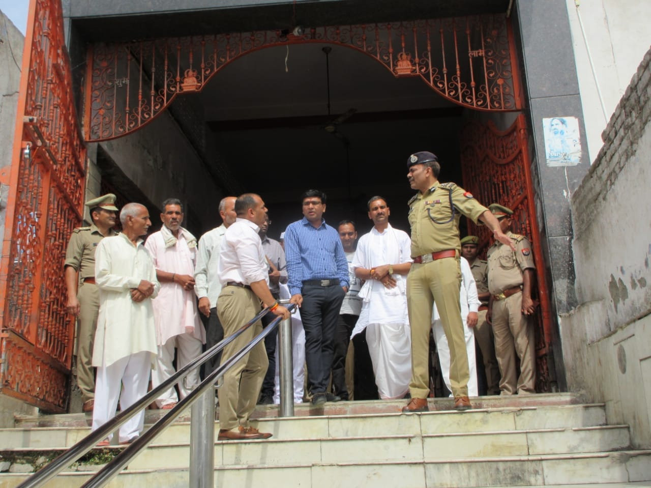 बालैनी के पुरा महादेव मंदिर में निरीक्षण करते मेरठ आयुक्त सुरेंद्र सिंह व आईजी प्रवीण कुमार व ड? बालैनी के पुरा महादेव मंदिर में निरीक्षण करते मेरठ आयुक्त सुरेंद्र सिंह व आईजी प्रवीण कुमार व ड?