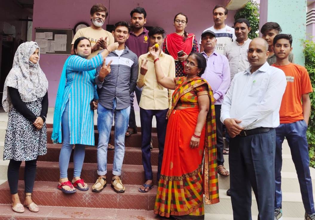 गंगोह के राम कृष्ण मेहता इण्टर कालेज में मेधावियों को मिठाई खिलाते शिक्षकगण गंगोह के राम कृष्ण मेहता इण्टर कालेज में मेधावियों को मिठाई खिलाते शिक्षकगण