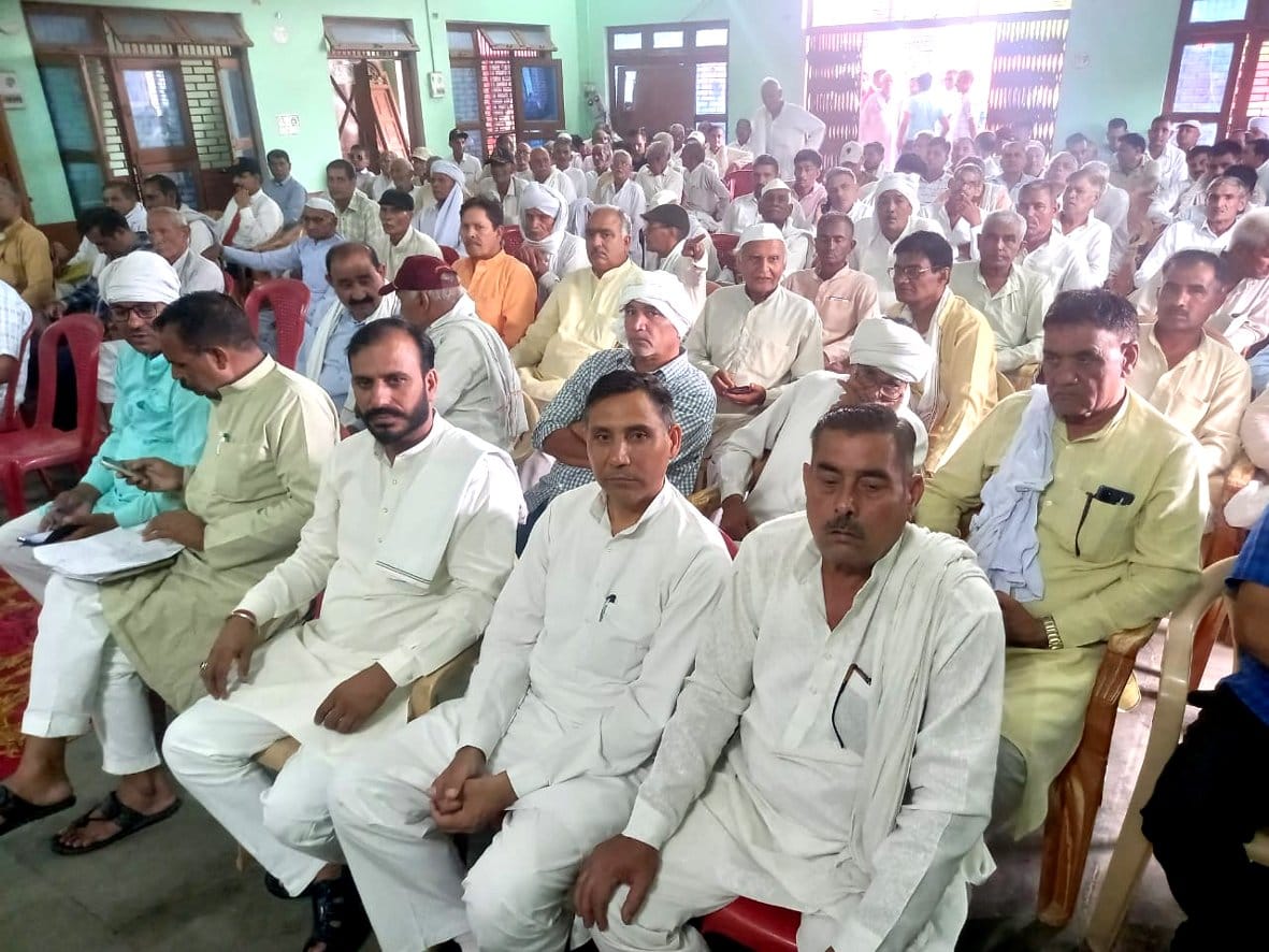 ागपत के जाट भवन में आयोजित बैठक में भाग लेते लोग ागपत के जाट भवन में आयोजित बैठक में भाग लेते लोग