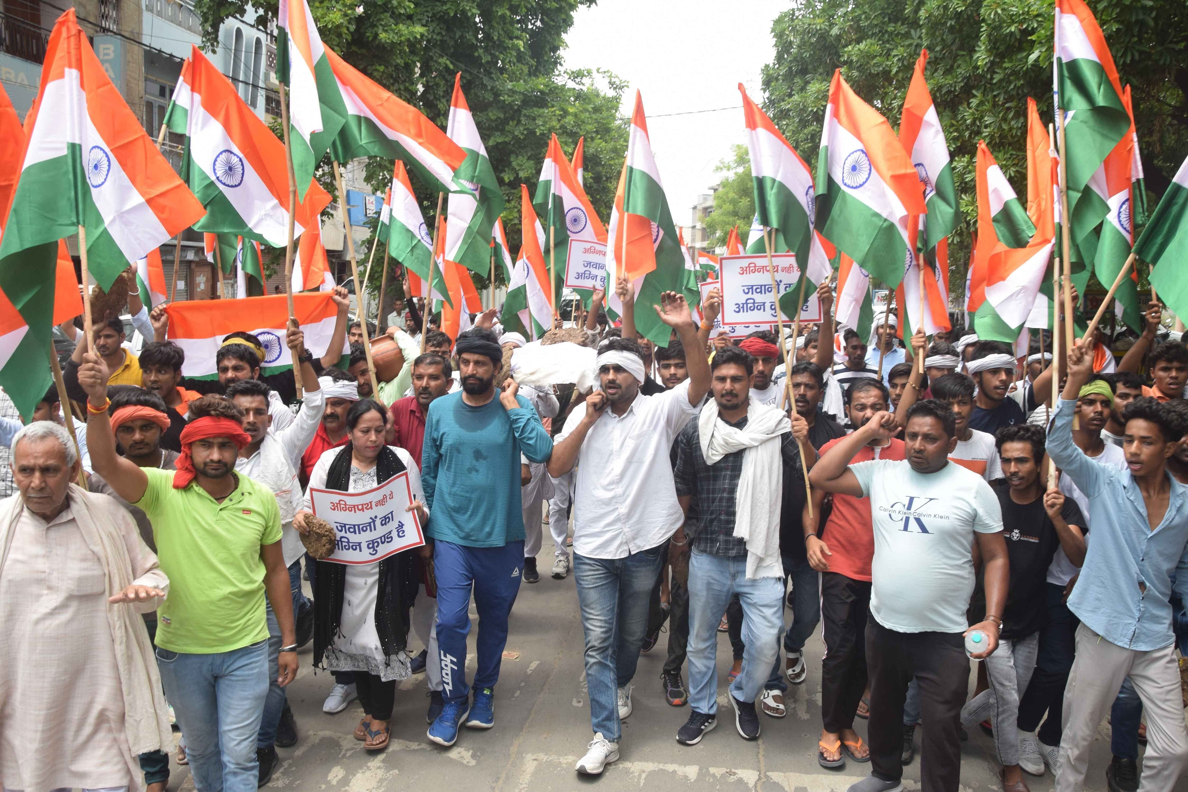 हुडा कॉम्पलेक्स स्थित प्रदेश भाजपा कार्यालय तक सरकार की शवयात्रा निकालते नवीन जय हिंद और युवा। ? हुडा कॉम्पलेक्स स्थित प्रदेश भाजपा कार्यालय तक सरकार की शवयात्रा निकालते नवीन जय हिंद और युवा। ?