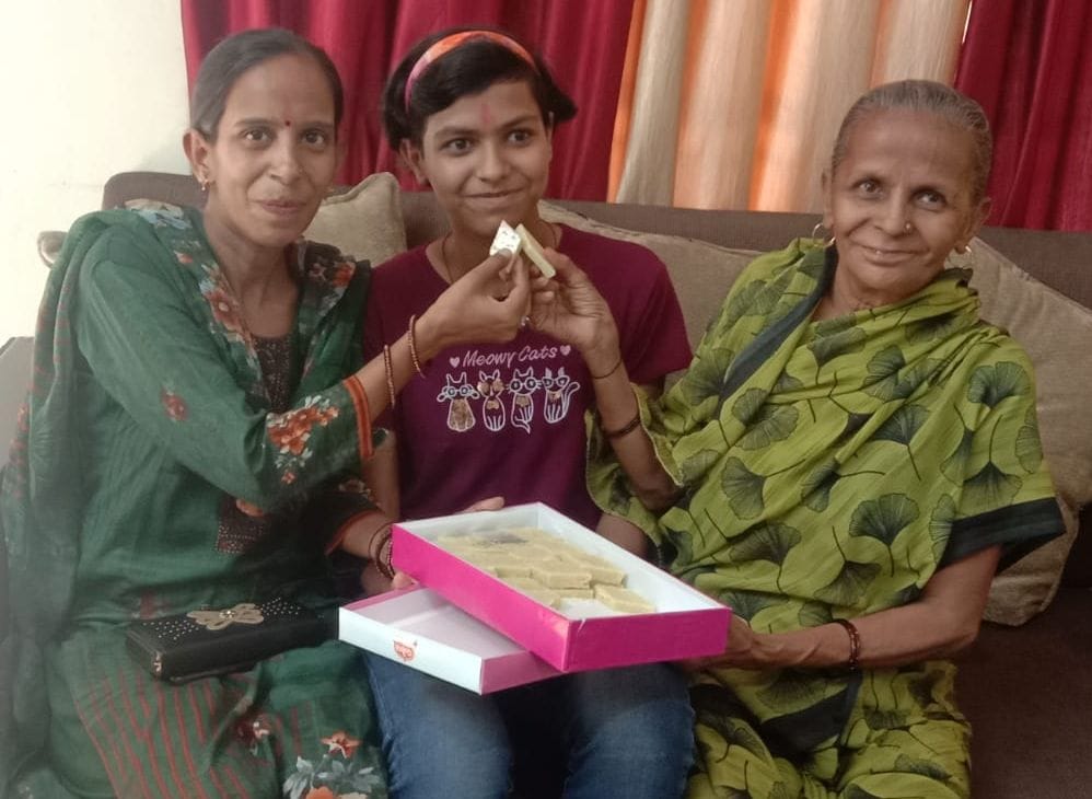इंटरमीडिएट परीक्षा में जिले में प्रथम स्थान प्राप्त करने वालीं पलक को मिठाई खिलाते परिजन। संवाद इंटरमीडिएट परीक्षा में जिले में प्रथम स्थान प्राप्त करने वालीं पलक को मिठाई खिलाते परिजन। संवाद