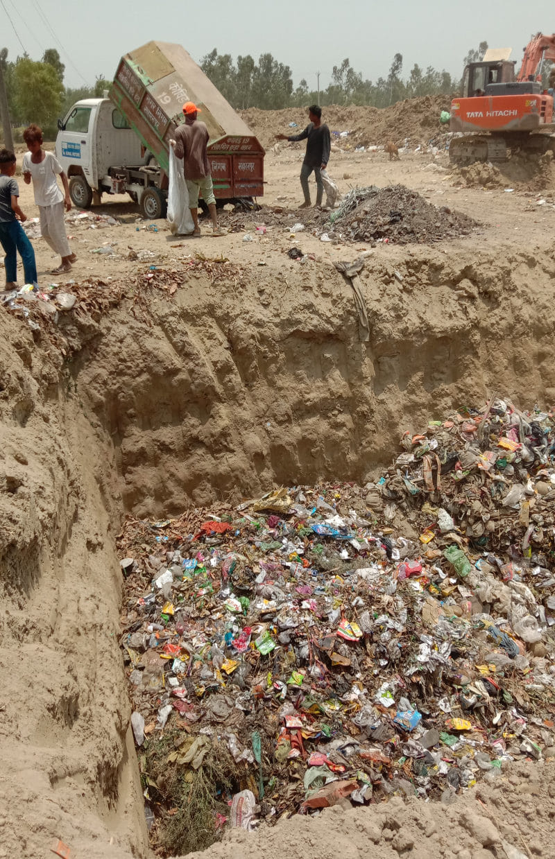 जनता रोड स्थित मवीखुर्द में निगम द्वारा गिराया जा रहा कूड़ा जनता रोड स्थित मवीखुर्द में निगम द्वारा गिराया जा रहा कूड़ा