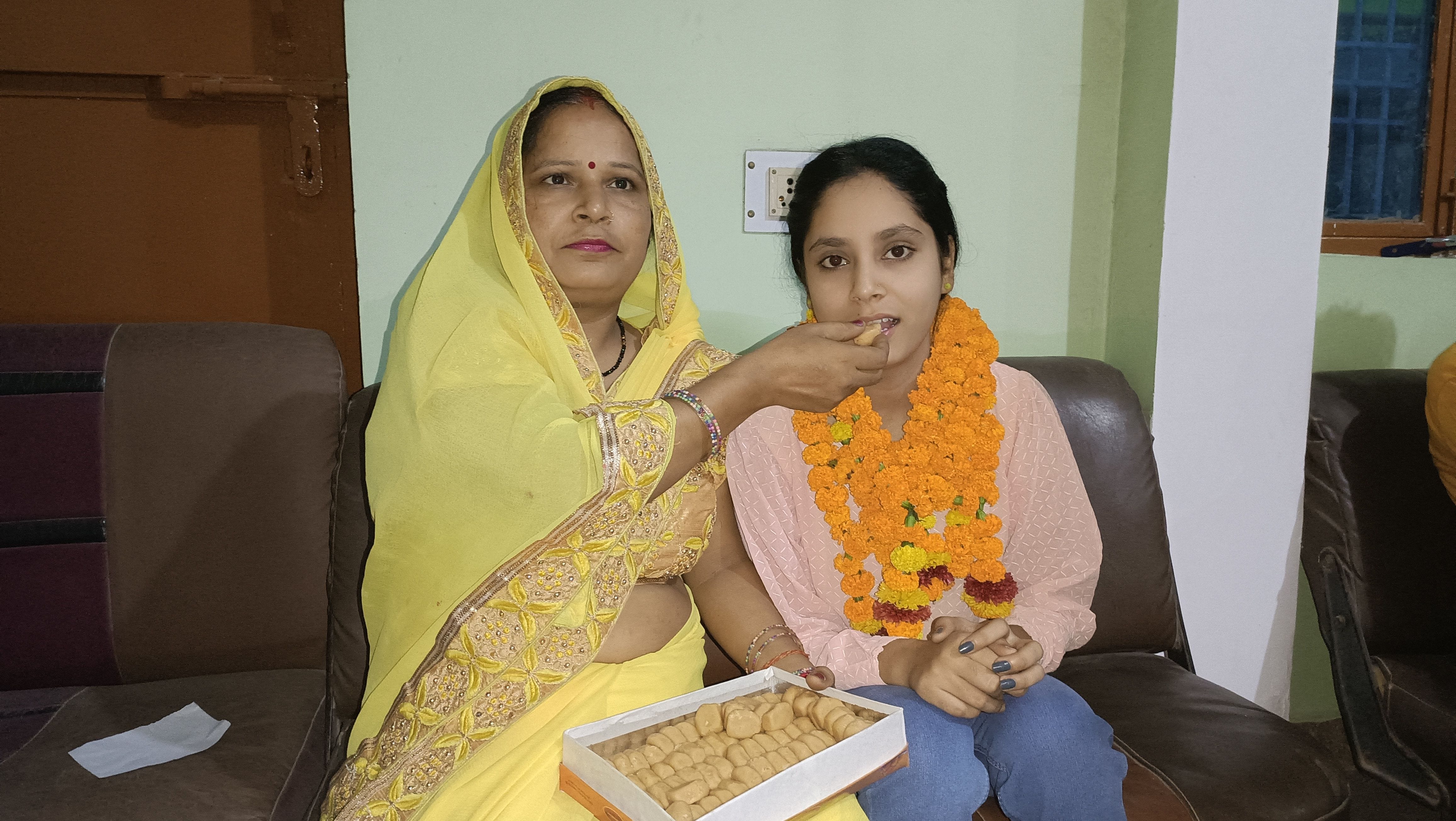 जानवी को मिठाई खिलातीं उसकी मां सीमा। संवाद जानवी को मिठाई खिलातीं उसकी मां सीमा। संवाद