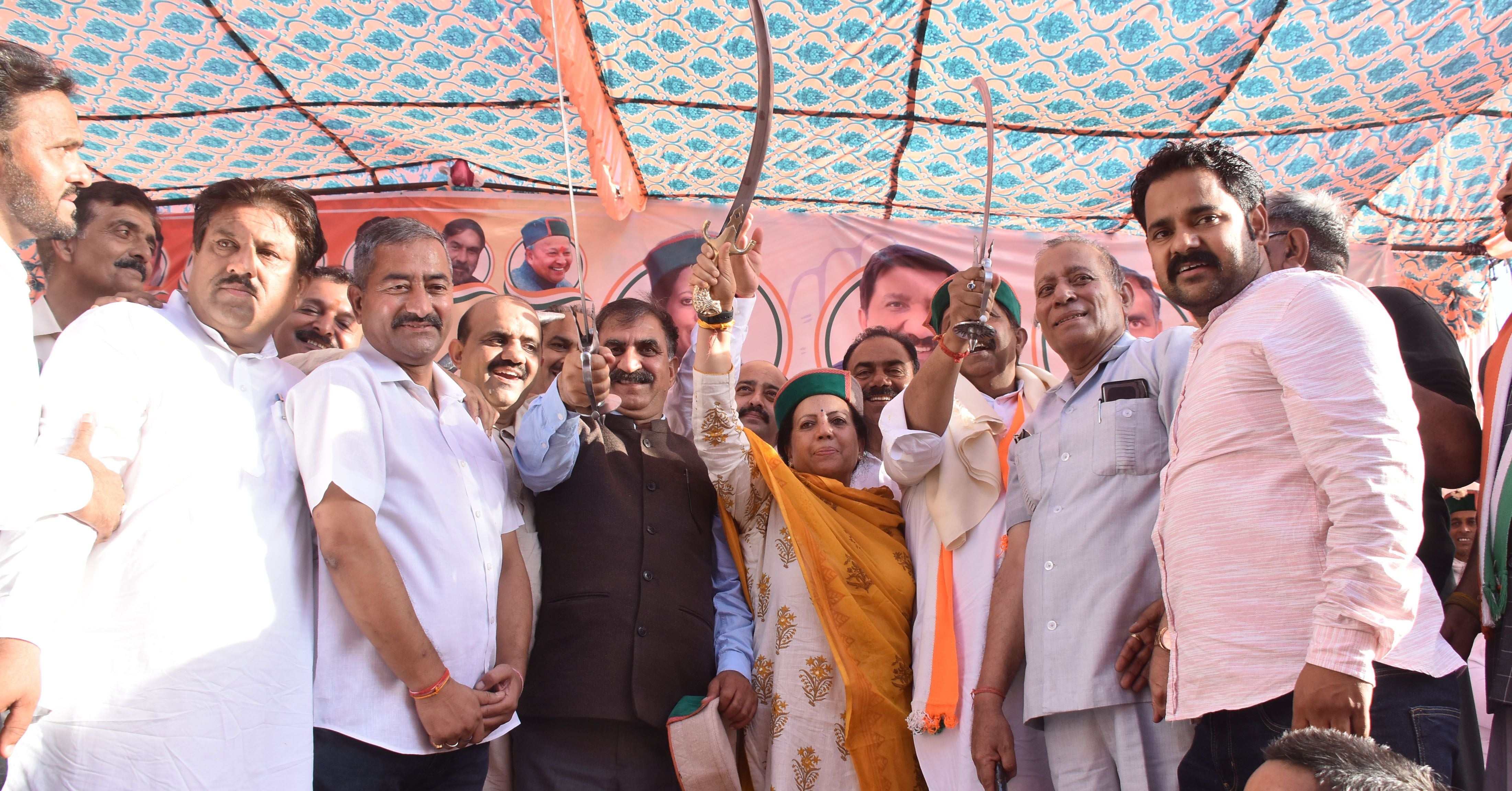 कांग्रेस कार्यकर्ता सम्मेलन ऊना में तलवार लहराकर कार्यकर्ताओं को चुनाव अभियान में जुट जाने का स कांग्रेस कार्यकर्ता सम्मेलन ऊना में तलवार लहराकर कार्यकर्ताओं को चुनाव अभियान में जुट जाने का स