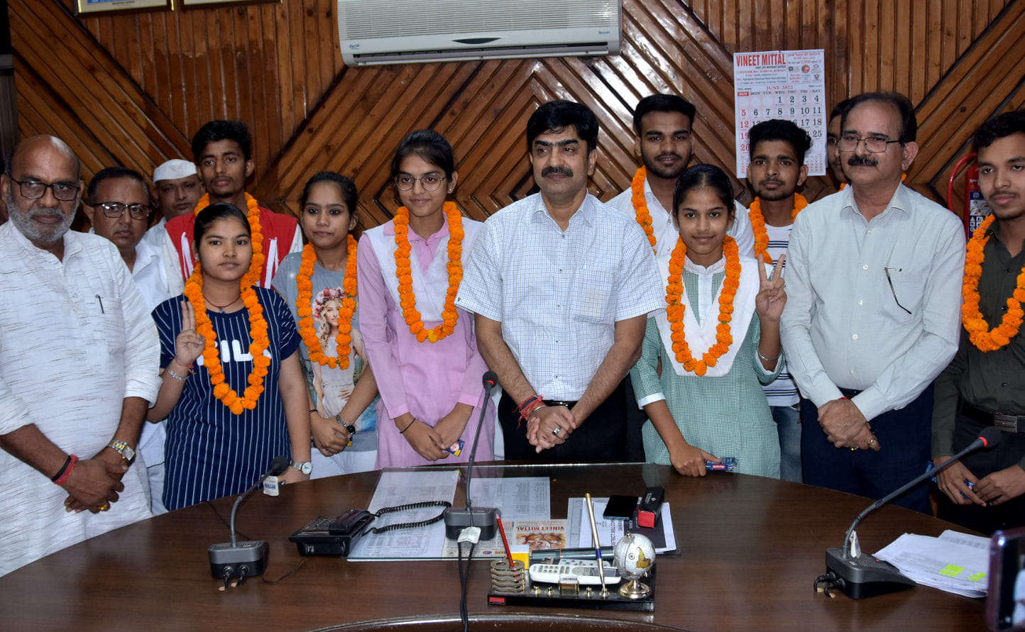 कलेक्ट्रेट सभागार में जिलाधिकारी अखिलेश सिंह, जिला विद्यालय निरीक्षक रवि दत्त के साथ मेधावी। कलेक्ट्रेट सभागार में जिलाधिकारी अखिलेश सिंह, जिला विद्यालय निरीक्षक रवि दत्त के साथ मेधावी।