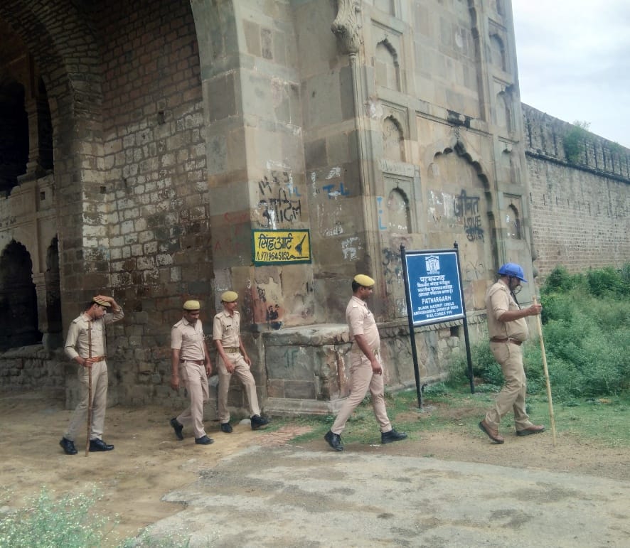 नजीबाबाद में पत्थरगढ़ के किले पर तैनात पुलिस बल। नजीबाबाद में पत्थरगढ़ के किले पर तैनात पुलिस बल।