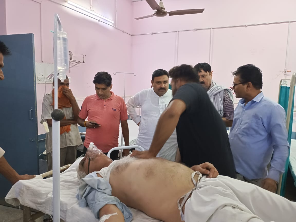 नकुड़ में करंट से झुलसे वृद्व का उपचार करते चिकित्सक नकुड़ में करंट से झुलसे वृद्व का उपचार करते चिकित्सक